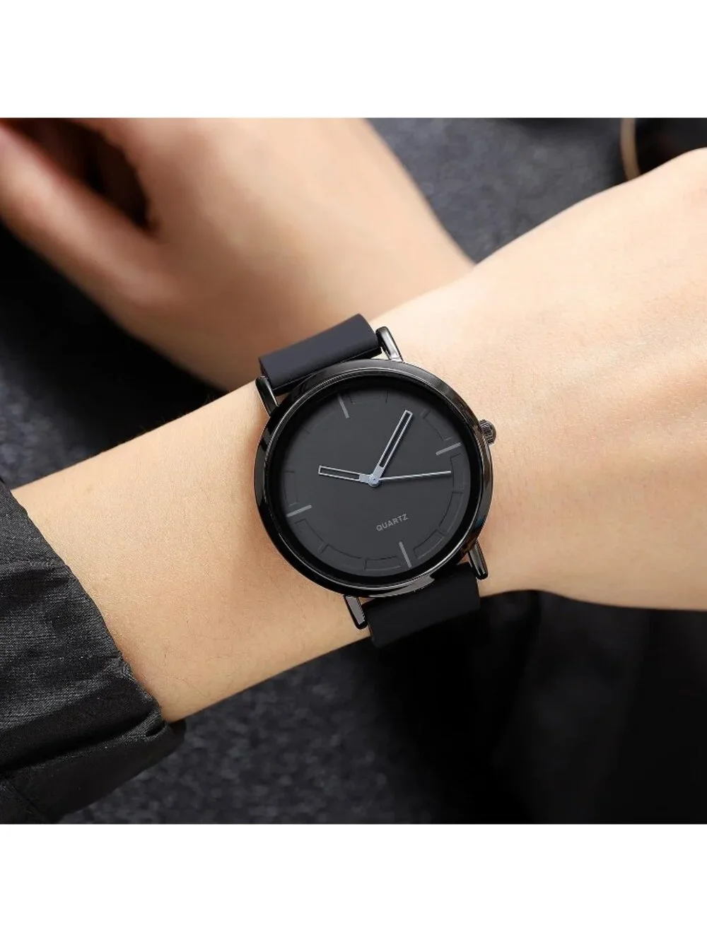 Unisex Black Lightweight Simple Luxury Quartz Silicone Band Fashion Wrist Watch